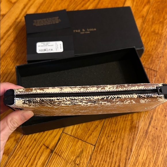Rag & Bone Distressed silver zip around leather Wallet - Picture 7 of 11